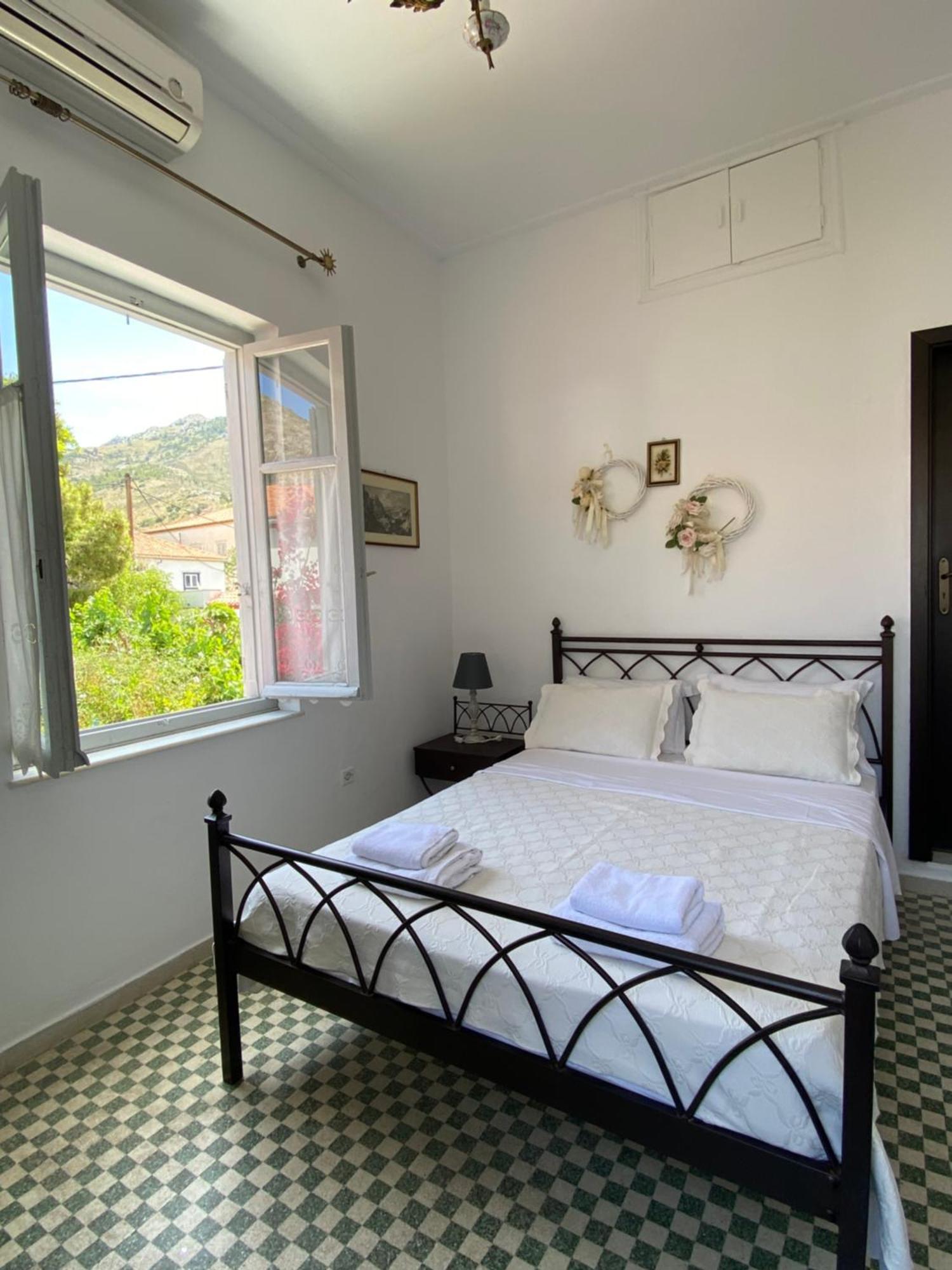 Douskos Uptown Living Hotel Hidra Exterior foto