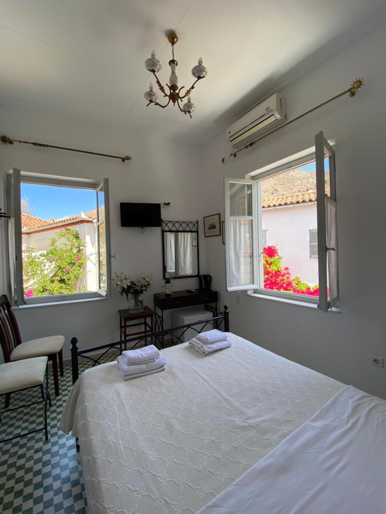 Douskos Uptown Living Hotel Hidra Exterior foto