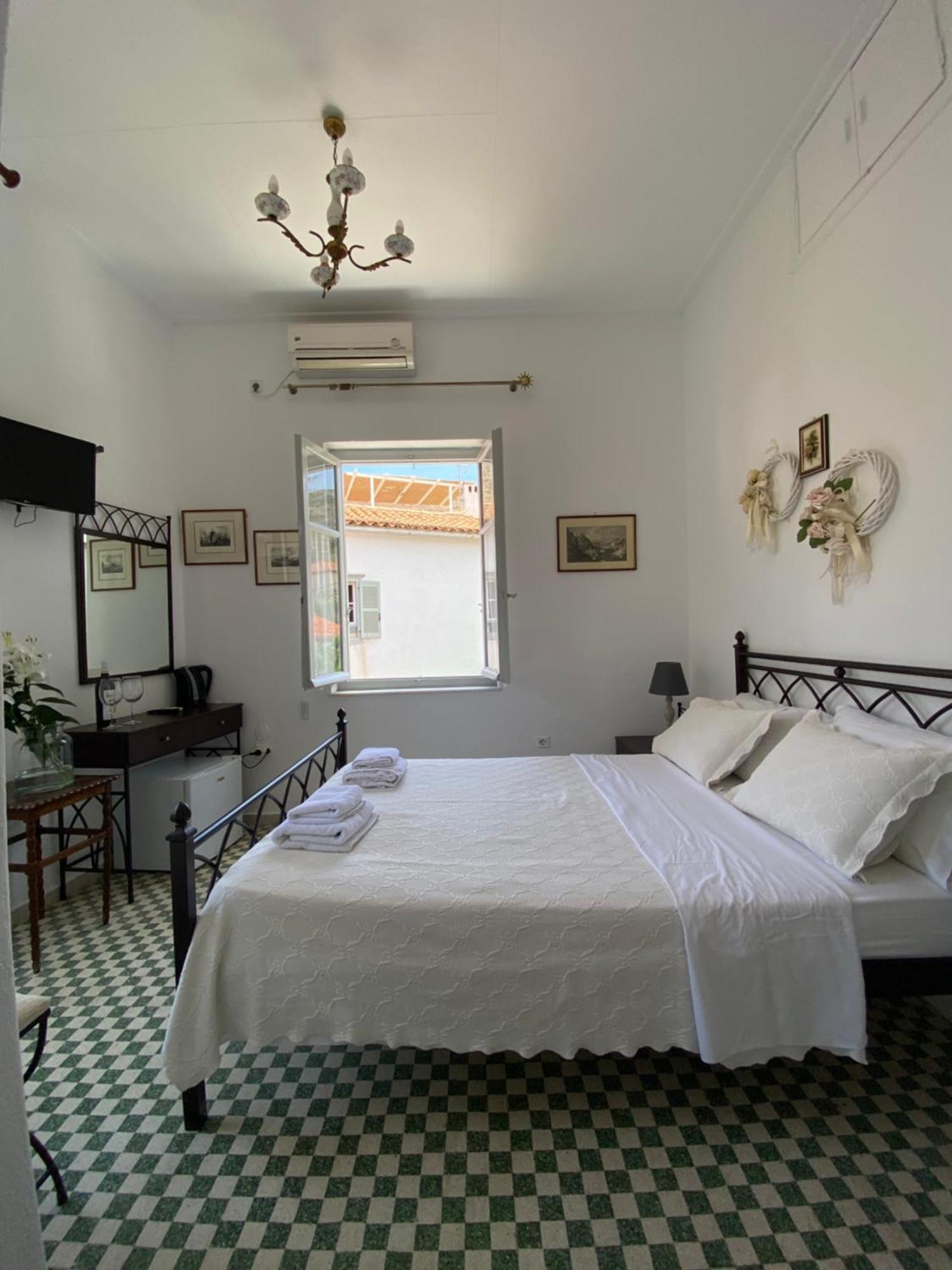 Douskos Uptown Living Hotel Hidra Exterior foto
