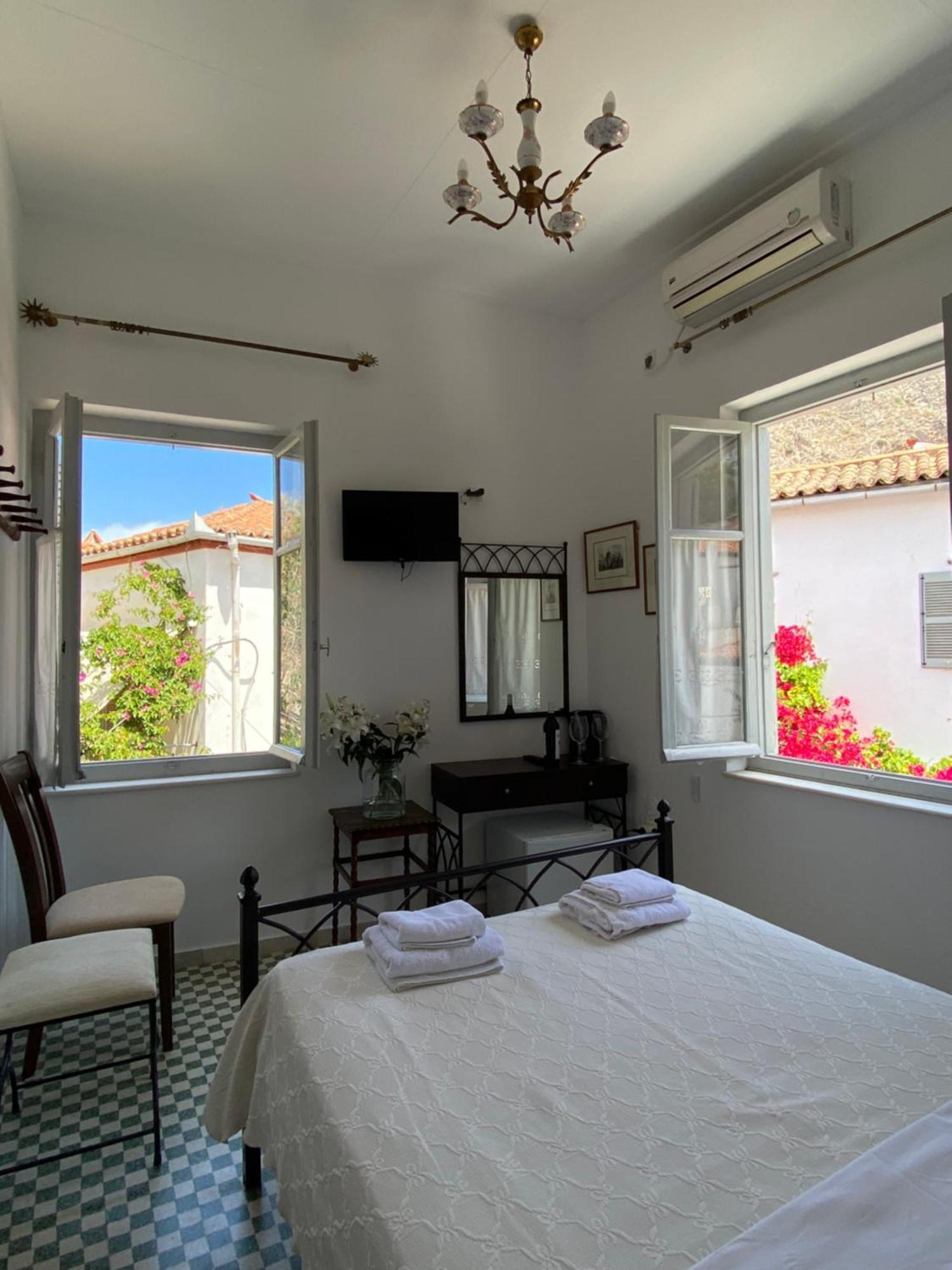 Douskos Uptown Living Hotel Hidra Exterior foto