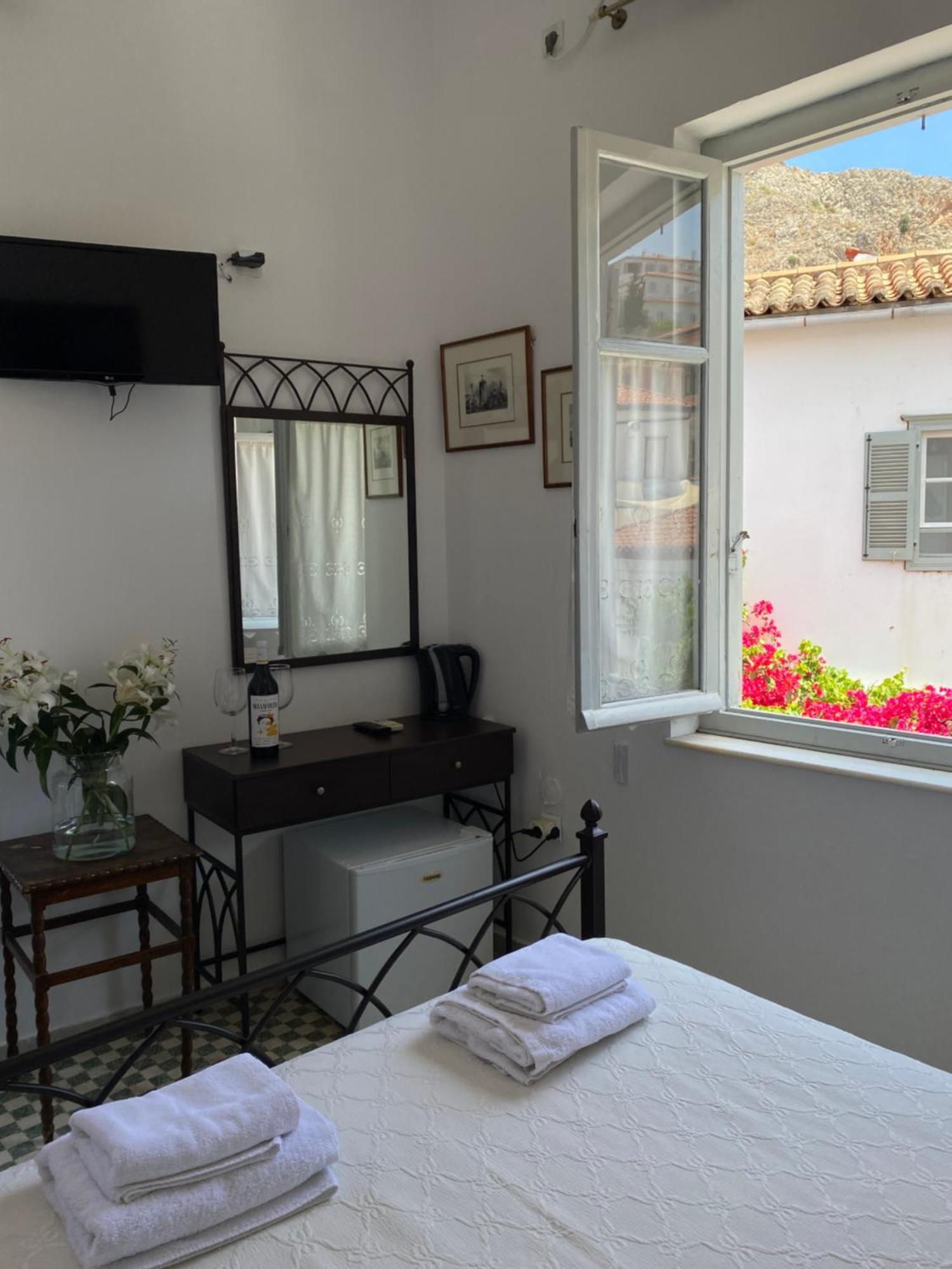 Douskos Uptown Living Hotel Hidra Exterior foto