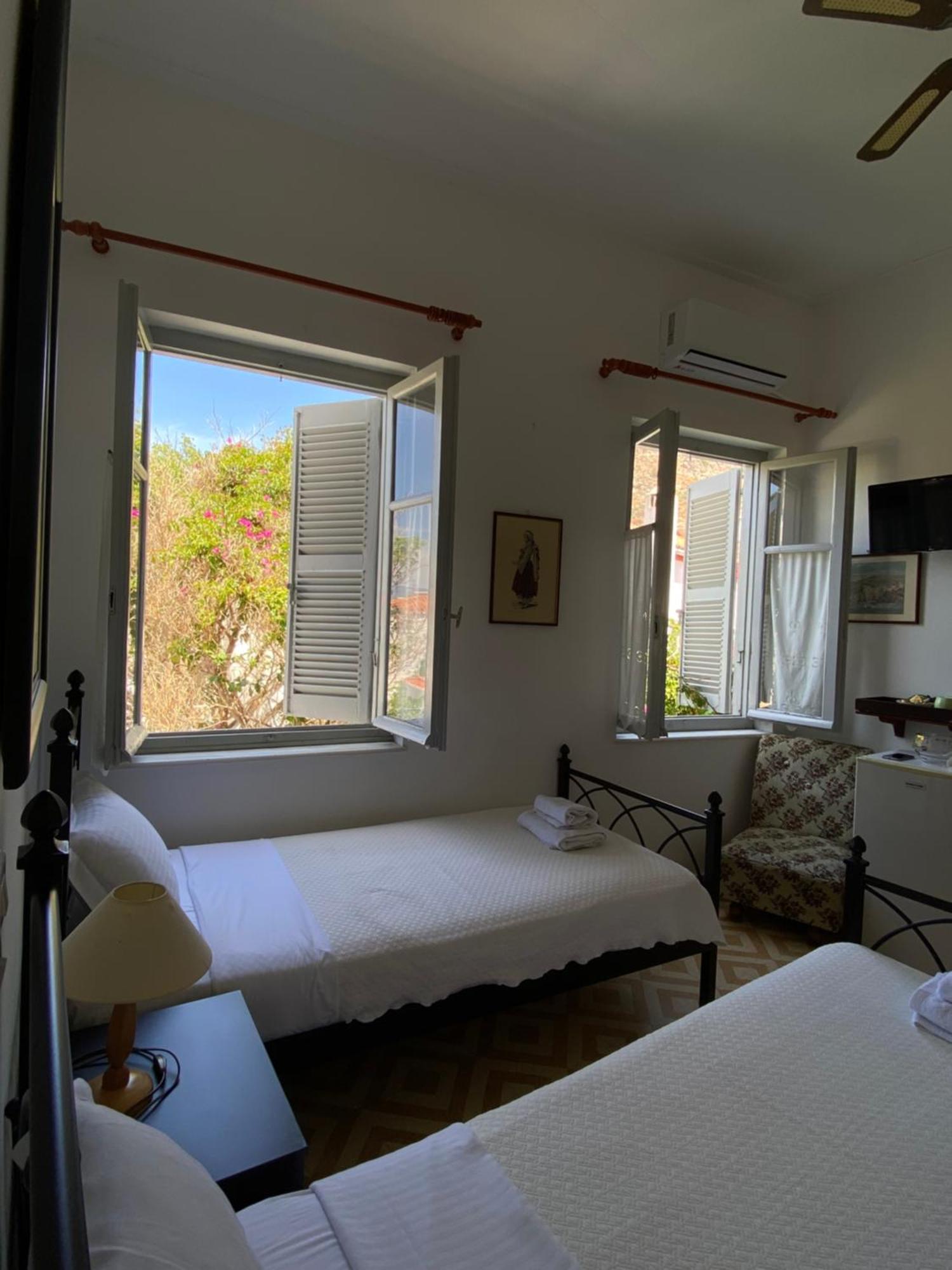 Douskos Uptown Living Hotel Hidra Exterior foto